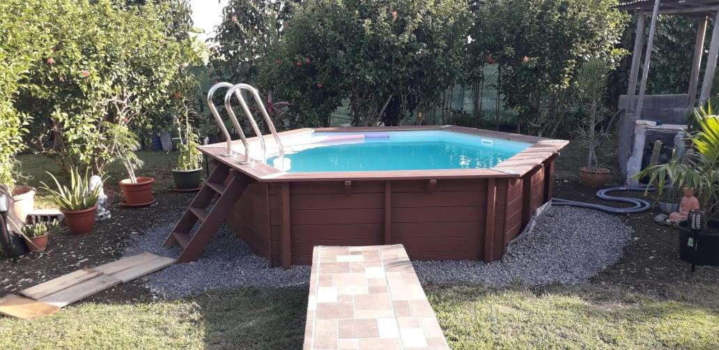 La Roulotte De Tina Villa Le Moule Exteriör bild